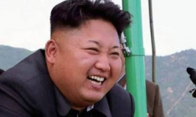 Απίστευτο! Ο Κιμ πάει ταξίδι και παίρνει μαζί και τη λεκάνη της τουαλέτας